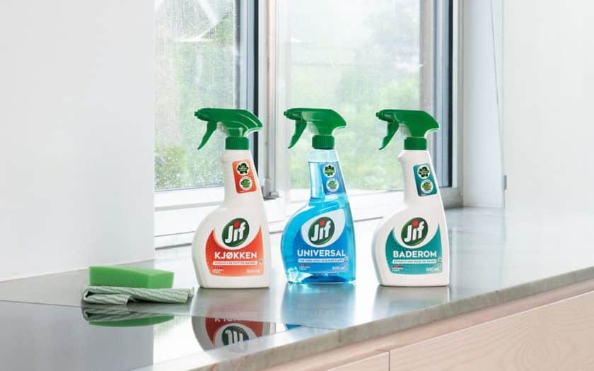 Jif-sprayer på kjøkkenbenk.
