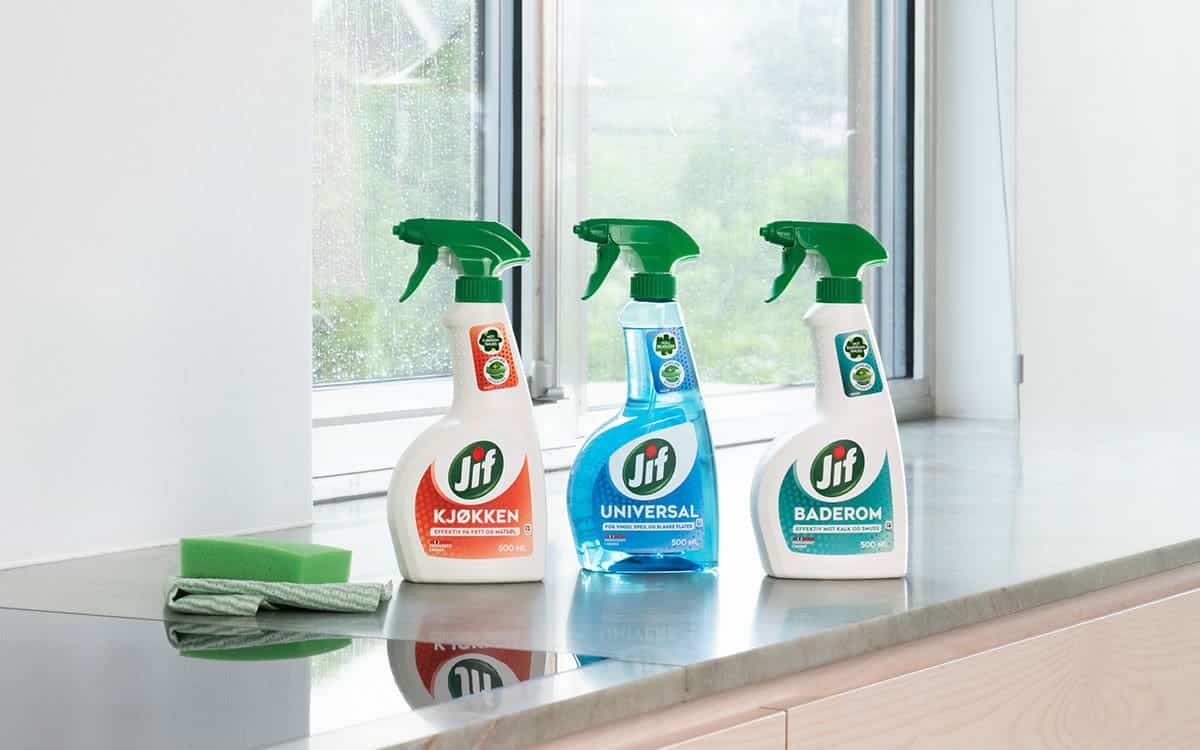Jif-sprayer på kjøkkenbenk.