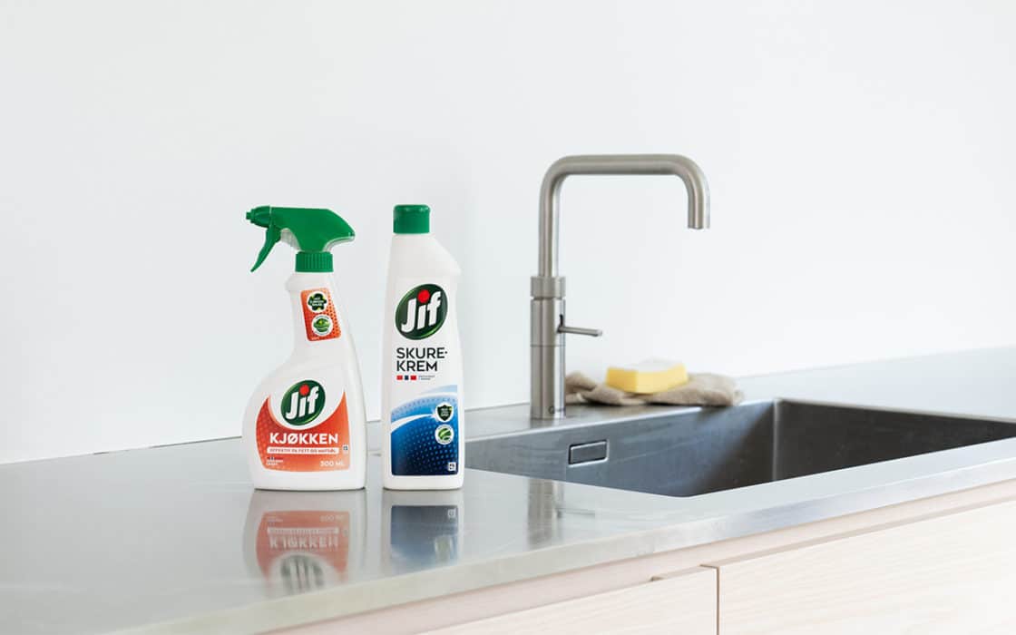Jif Kjøkken Spray og Skukrekrem på et rent kjøkken.