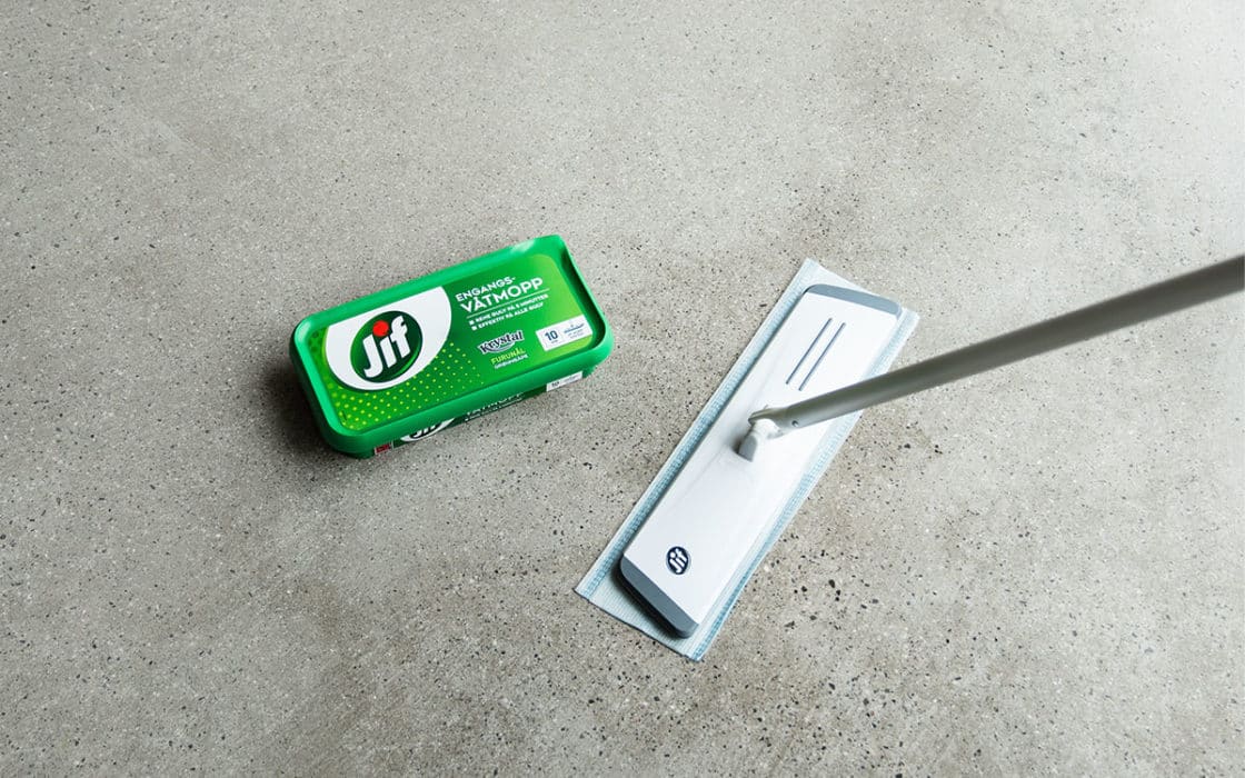 Moppe gulv med Jif Engangsvåtmopp.