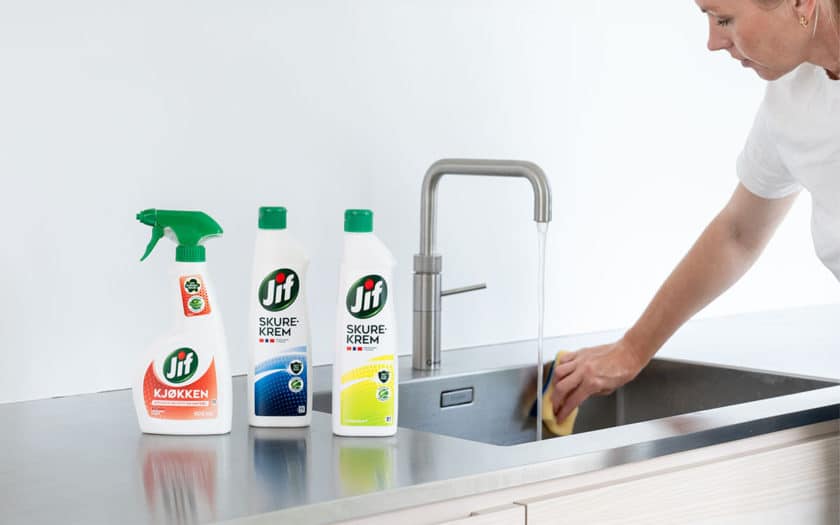 Kjøkken rengjøres med Jif Kjøkkenspray og Skurekrem.