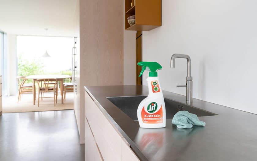 Jif Kjøkken Spray i et ryddig kjøkken.
