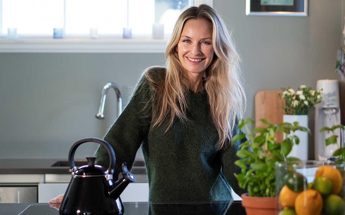 Synnøve Skarbø vasker kjøkken og bad. FOTO