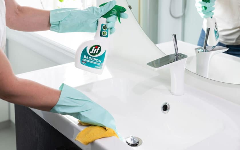 Kvinne vasker bad med Jif Baderom Spray.