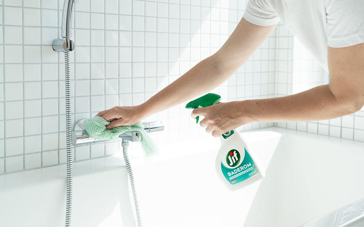 Badekar vaskes med Jif Baderom Spray.