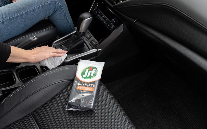 Kvinne vasker bilen innvendig med Jif Bil-wipes.