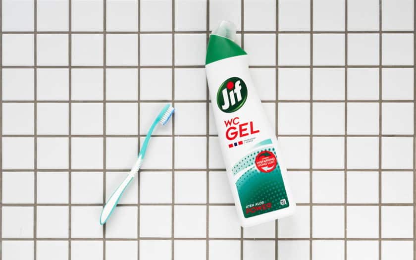 Vaske fuger med tannbørste og Jif WC-Gel.