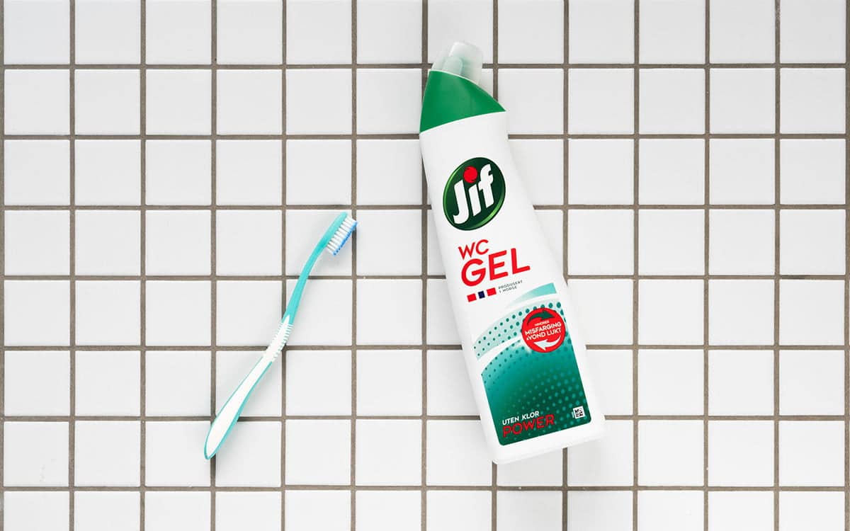 Vaske fuger med tannbørste og Jif WC-Gel.