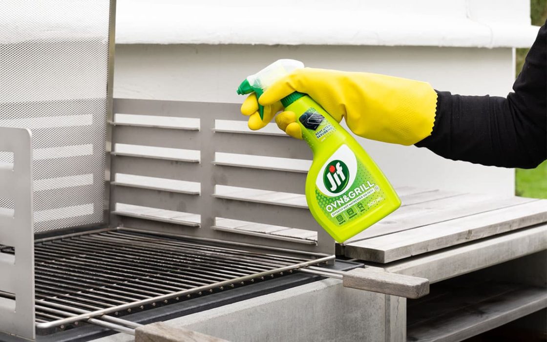 Grill vaskes med Jif Ovn & Grill.