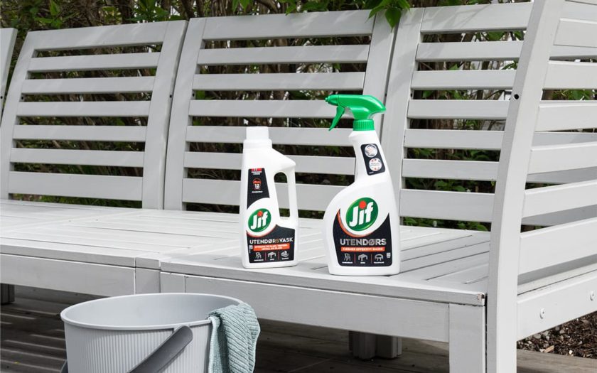 Hagemøbler vasket med Jif Utendørsspray og Jif Utendørsvask.