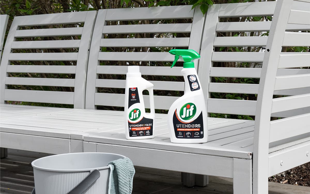 Hagemøbler vasket med Jif Utendørsspray og Jif Utendørsvask.
