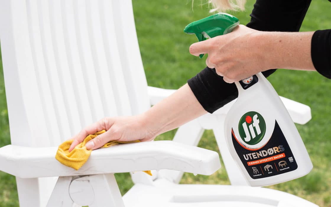 Hagemøbler i plast vaskes med Jif Utendørsspray.