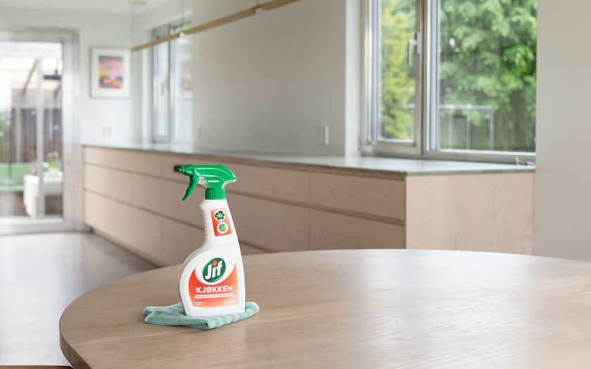 Jif Kjøkken Spray i et rent kjøkken.