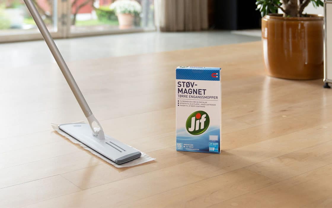 Laminatgulv moppes med JIf Støvmagnet.