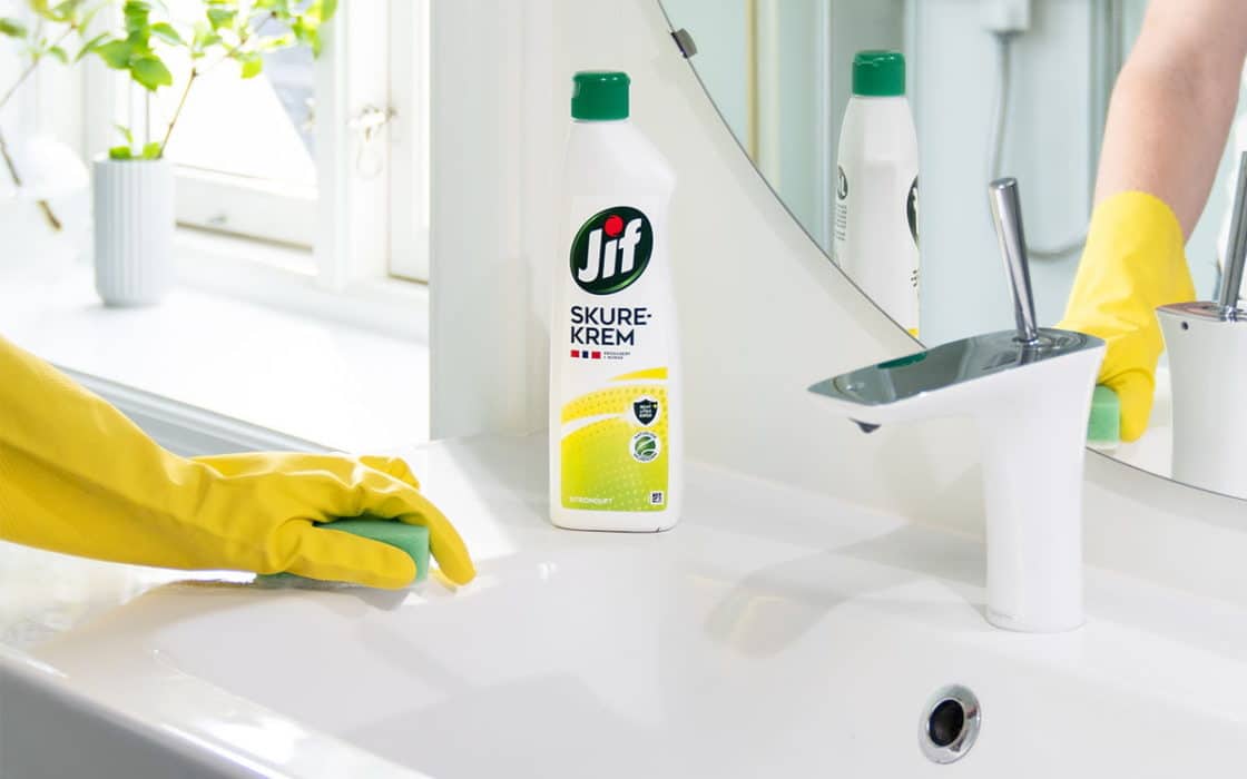 Servant vaskes med Jif Skurekrem.