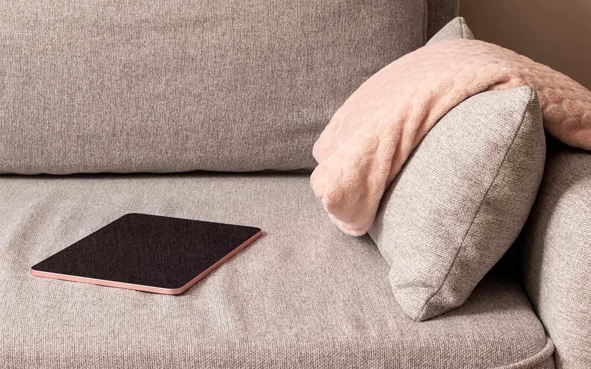 Rent nettbrett i sofa. Slik vasker du skjermen.