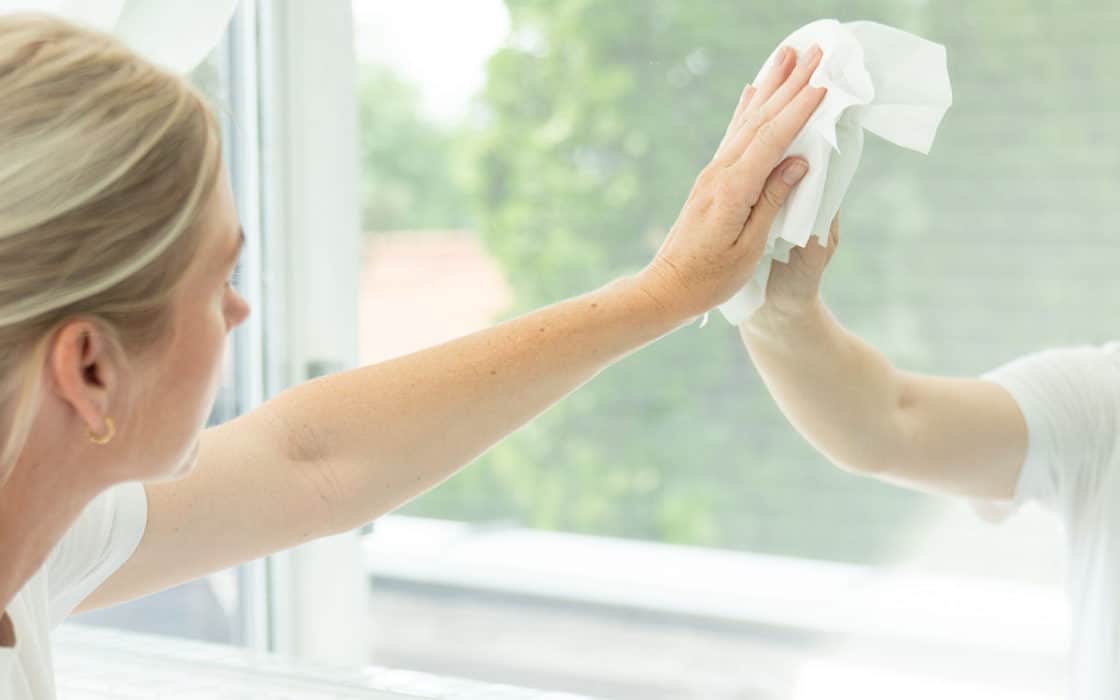 Kvinne vasker speil med Jif Easy Wipes Glass & Speil.