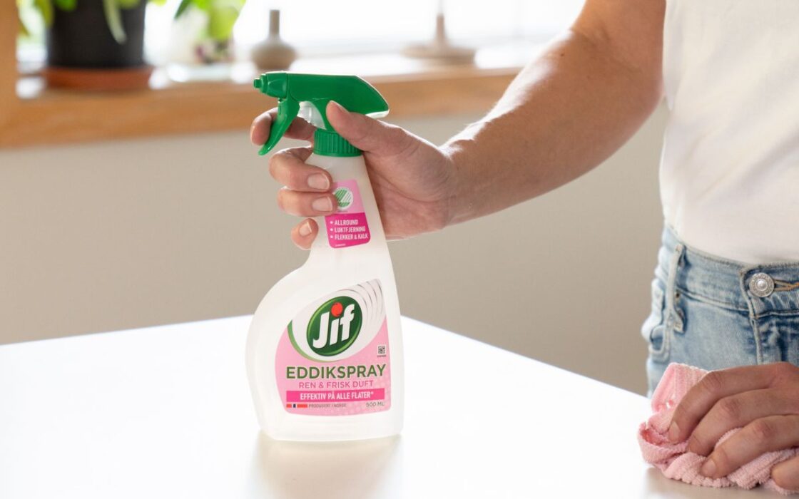 Vaske vinduer med Jif Eddik Spray.
