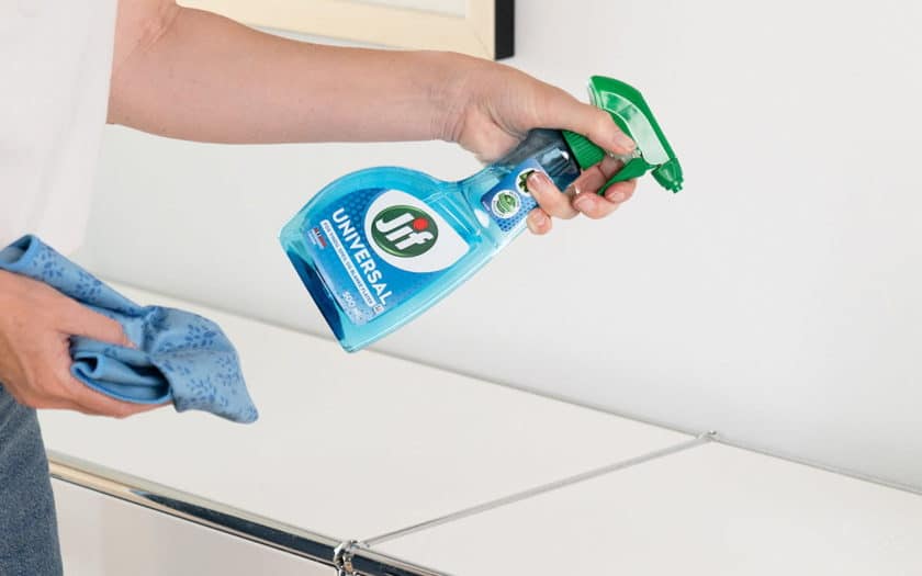Kvinne vasker med Jif Universal Spray.