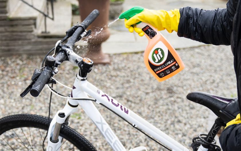 Sykkel vaskes med Jif Sykkelspray.
