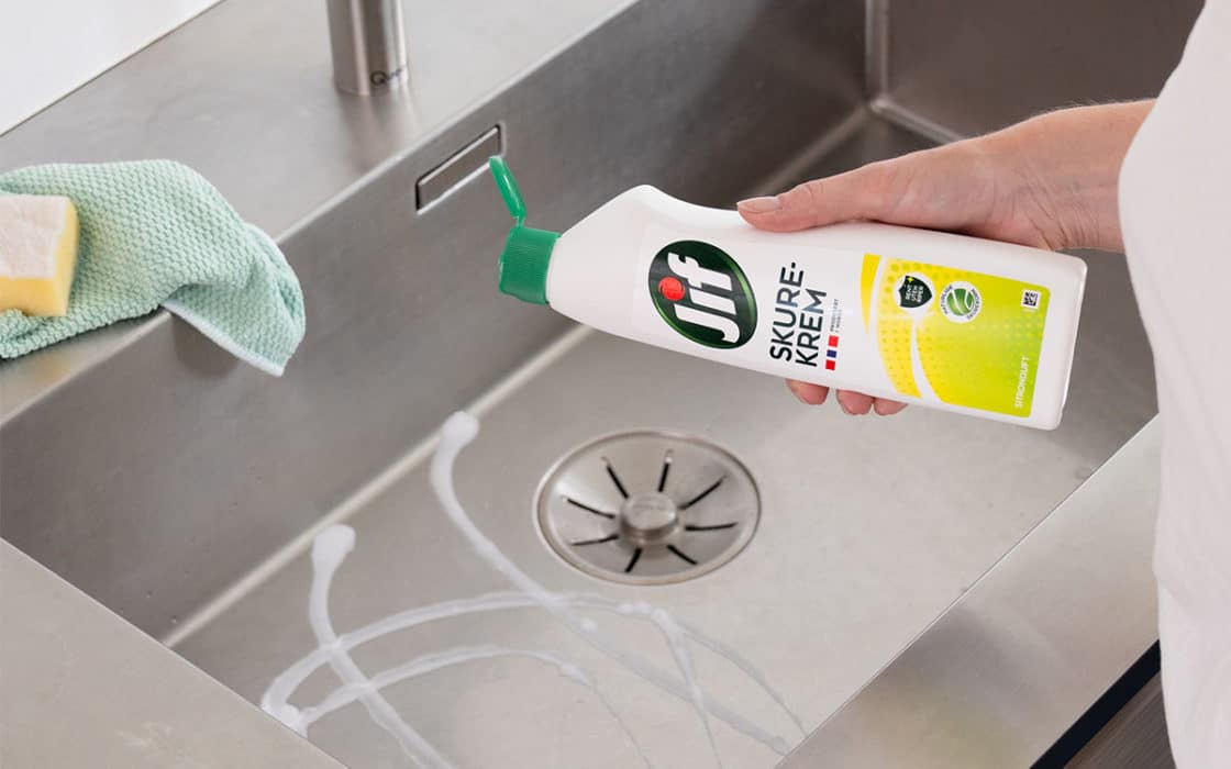Kjøkken i rustfritt stål vaskes med Jif Skurekrem.