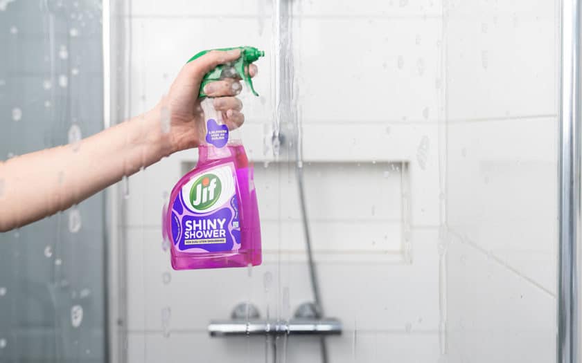 Vaske dusjkabinett eller dusjdører med Jif Shiny Shower.
