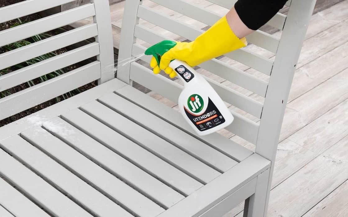 Møbler på veranda vaskes med Jif Utendørsspray.